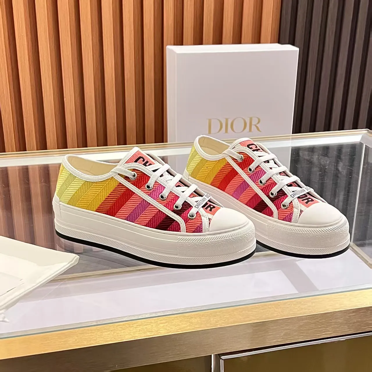 👟👟Ex-factory price 520👟👟 Walk‘n’Dior embroidered mid-top casual shoes are new in 2025. On the fashion stage, Dior embroidered shoes are the well-deserved protagonist. Delicate stitching is used on the upper, every stitch is devoted to the craftsman's efforts, and every thread is woven with artistic poetry. From complex floral patterns to smart geometric textures, embroidery is like the magic that gives shoes life, allowing them to show dynamic beauty even in static conditions.   Wearing Dior embroidered shoes feels like stepping into a dream world full of art. It is not only a pair of shoes, but also a walking piece of art that perfectly integrates fashion and culture. Whether you are strolling on the bustling city streets or attending important social occasions, Dior embroidered shoes can add unique charm to your style and become the focus of everyone's attention.   Choosing Dior embroidered shoes means choosing a persistent pursuit of quality and a unique understanding of fashion. Let it accompany you through every wonderful moment and leave your own fashion mark.  Material: Sheepskin lining, feet, silk cowhide, size 35-41, heel height 5cm